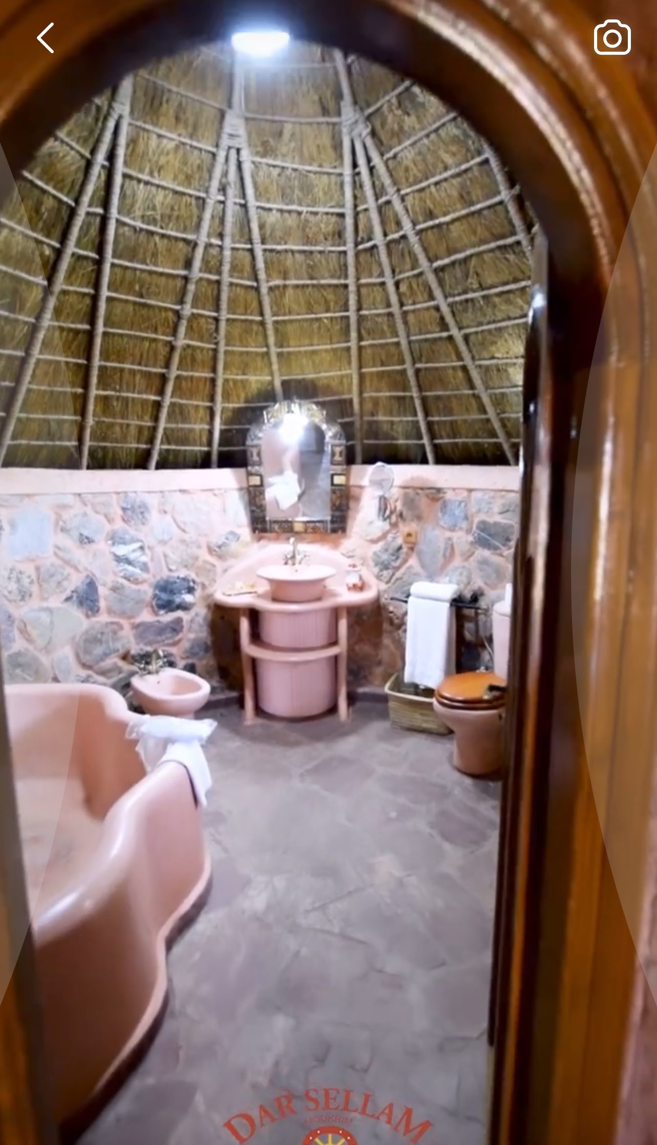 Salle de bain vue depuis l'entrée