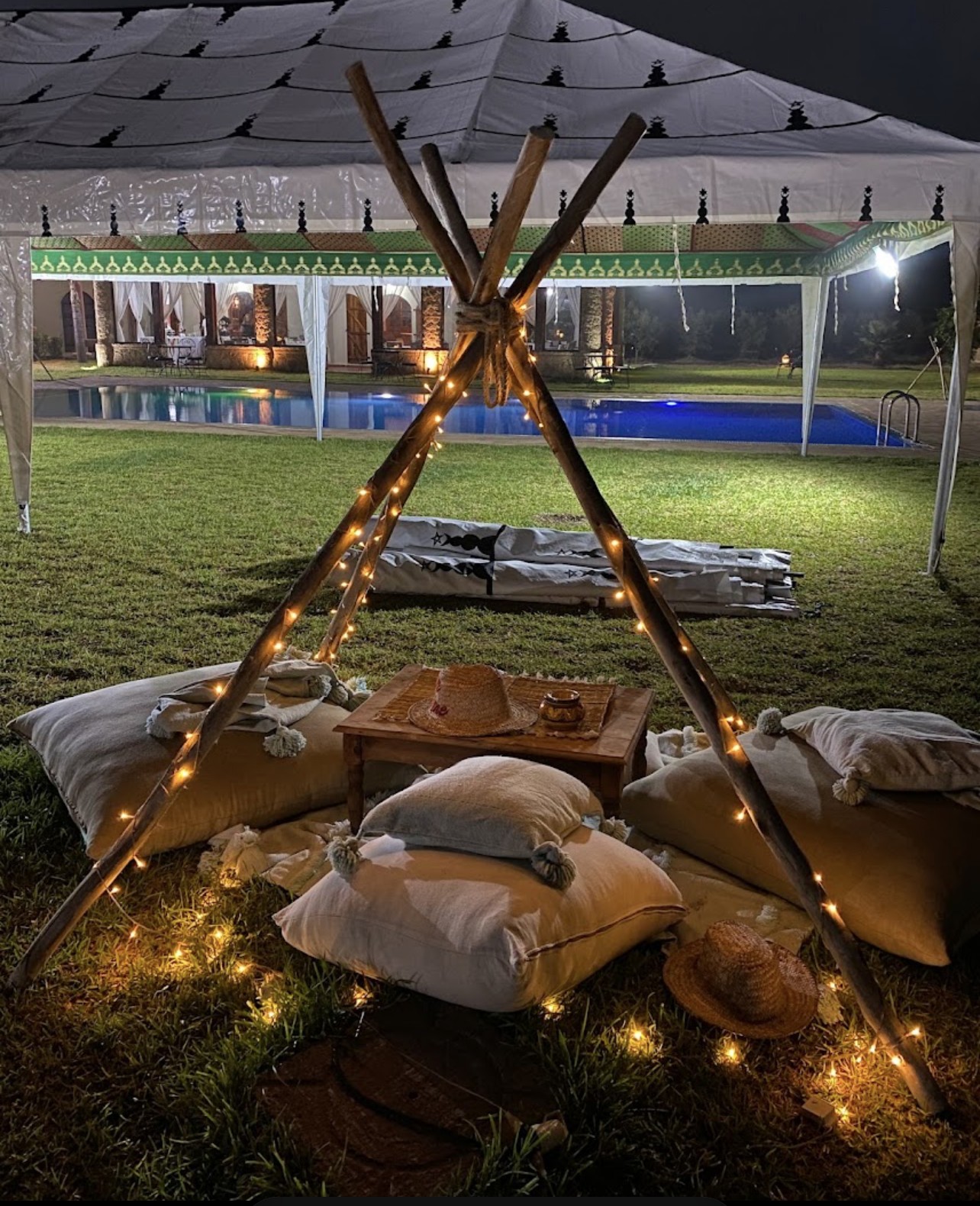La piscine et la terrasse, la nuit