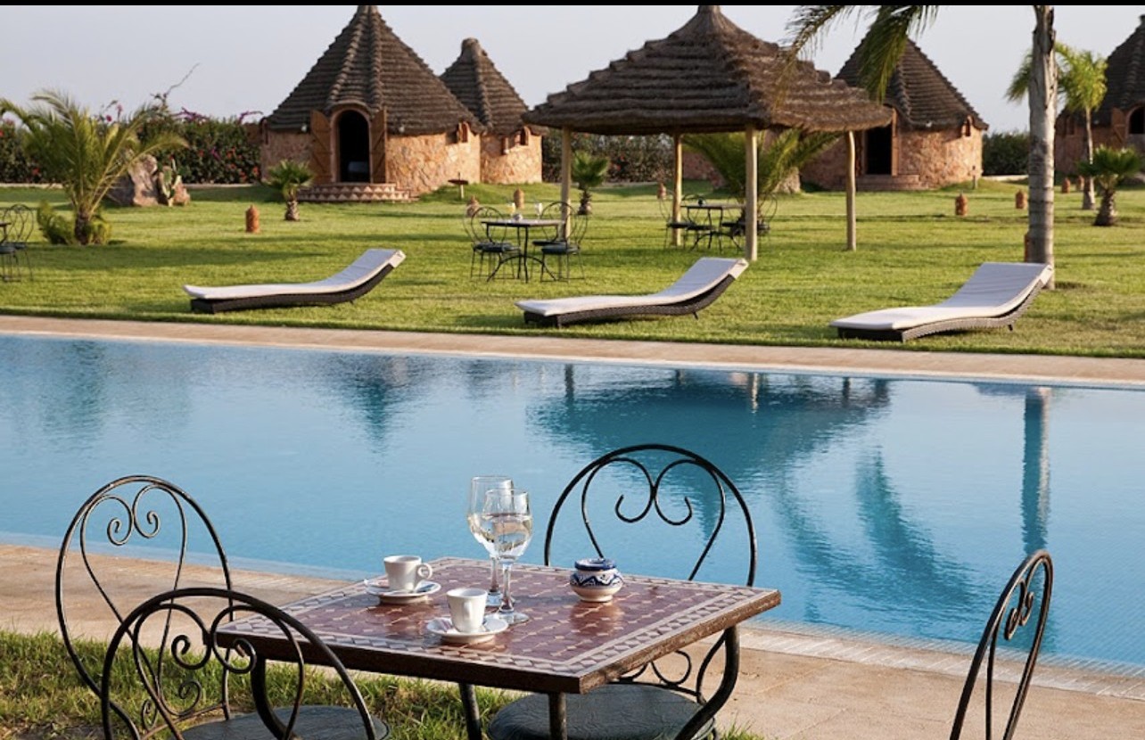 Piscine, transats et bungalows