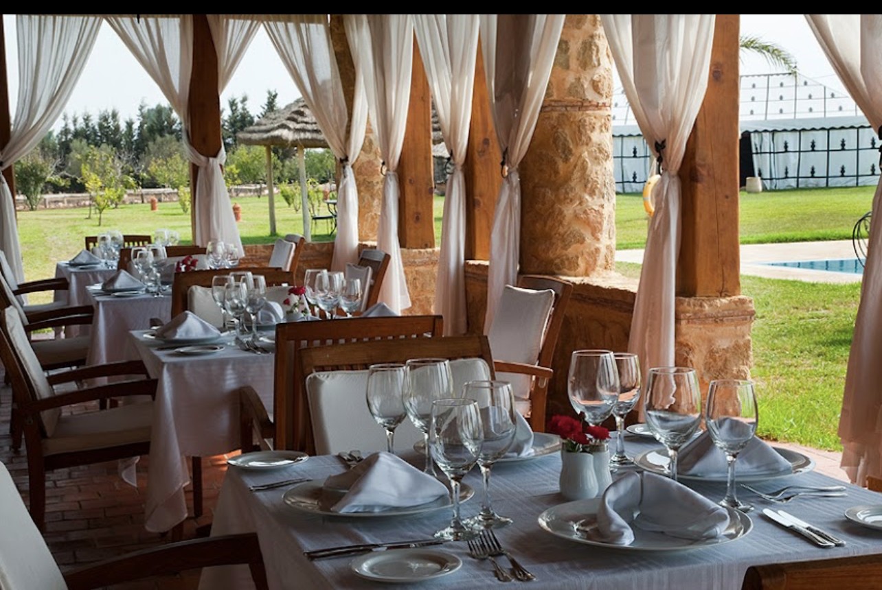 La table dressée sous la terrasse de Dar Sellam