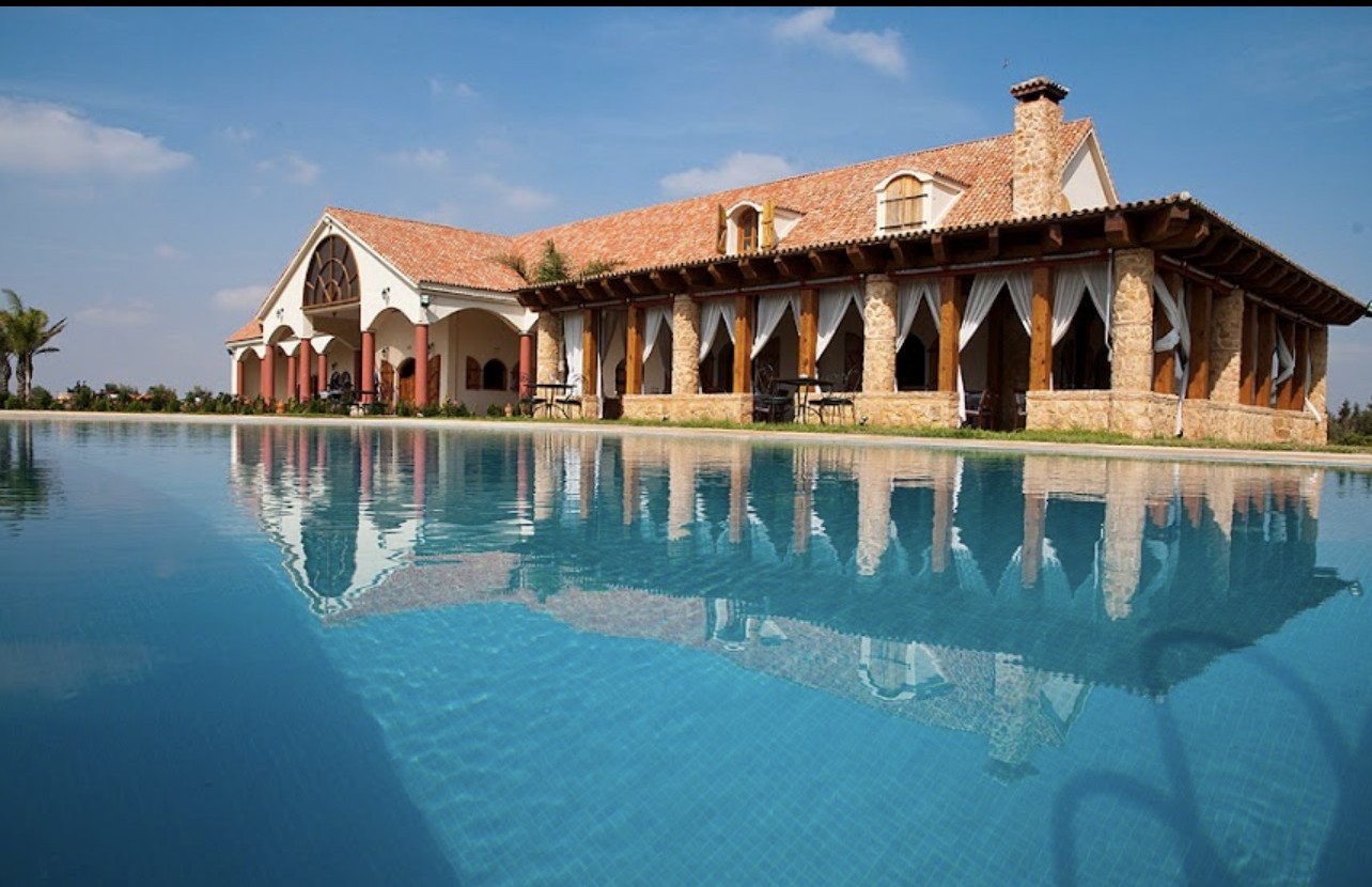 La maison principale de Dar Sellam, reflétée dans la piscine